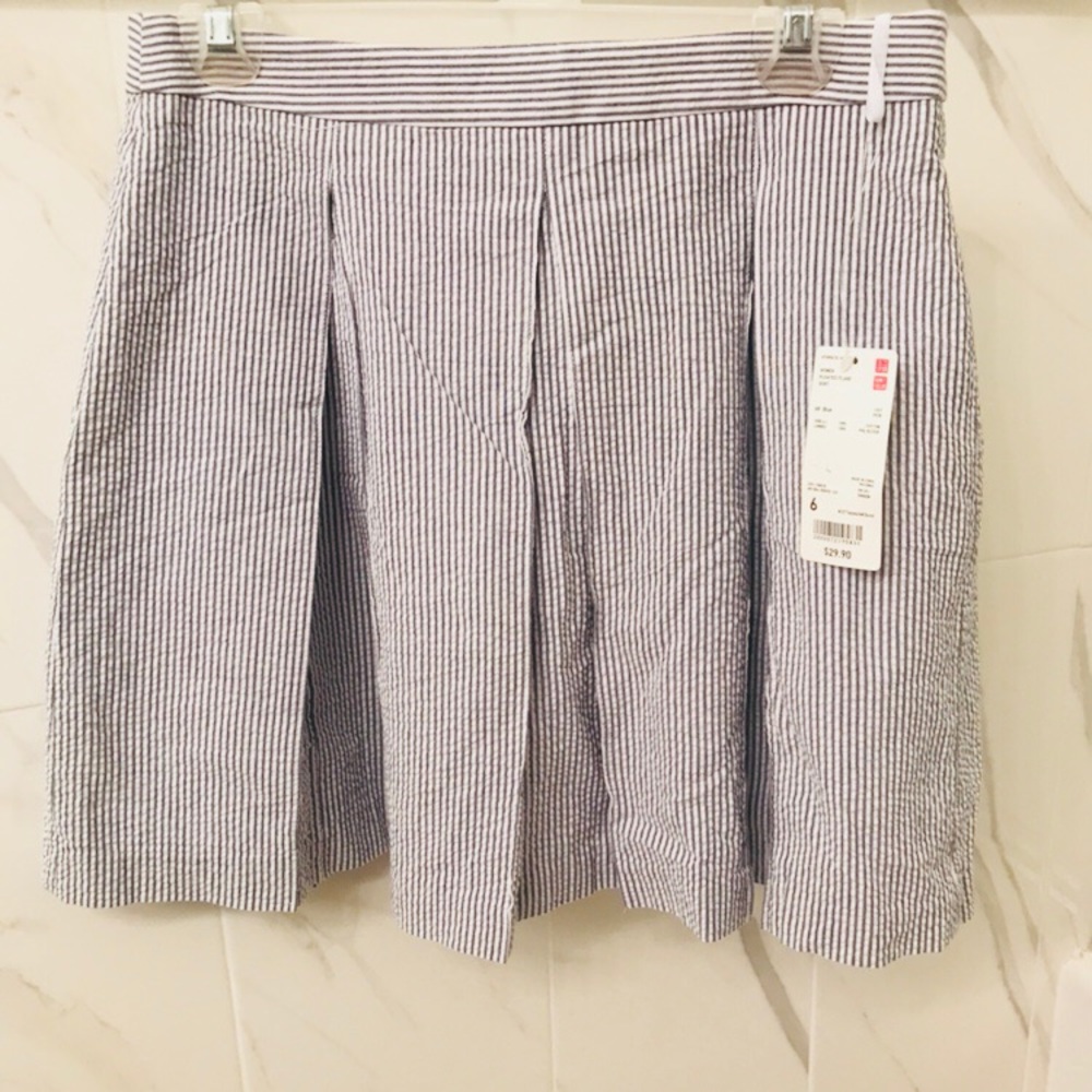 🏷 NWT. Uniqlo Blue/White Pinstripe Pleated Skirt.